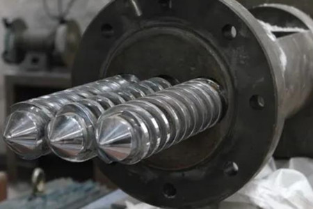 擠出機機筒螺桿裂斷的原因是什么？